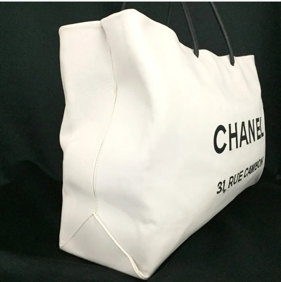 CHANEL Large White Leather '31 Rue Cambon' Tote Bag - Picture 3 of 11